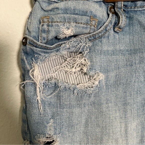 Bullhead Denim Cut Off Shorts Light Wash Distressed - Picture 4 of 10